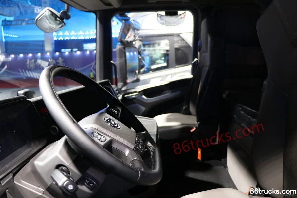 Dongfeng HS7 580 hp 6X4(10 wheels) LNG Automatic Tractor Truck (WLY 12-speed) (Hydraulic Retarder) Cab (3) | 86Trucks