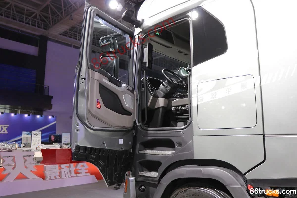 Dongfeng HS7 580 hp 6X4(10 wheels) Tractor Truck (Hydraulic Retarder) Cab (1) | 86Trucks