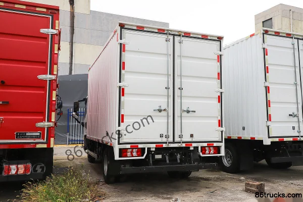 SHACMAN Commercial Vehicle Delong G300 137hp 4X2(6 wheels) 4.2m Single-row Van Light Truck Exterior (3) | 86Trucks