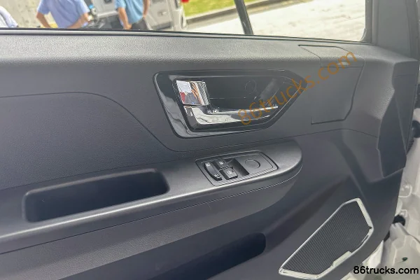 SHACMAN Commercial Vehicle Zhiyun S300 Tianxing Edition 4.5T 4.08m Electric Refrigerated Truck (Air Brake) 120.27kWh 4X2(6 wheels) Cab (1)