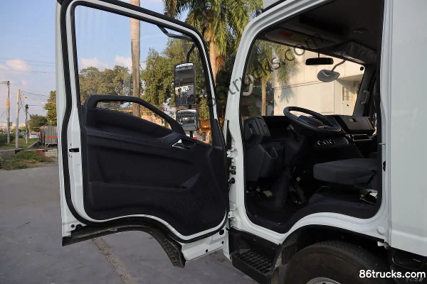 Jiangxi Isuzu Yifang EM7 152 hp 4X2(6 wheels) 3.78m semi-row van light truck Cab (1) | 86Trucks