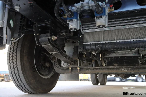Jiangxi Isuzu Yifang EM7 152 hp 4X2(6 wheels) 3.78m semi-row van light truck Chassis (2) | 86Trucks