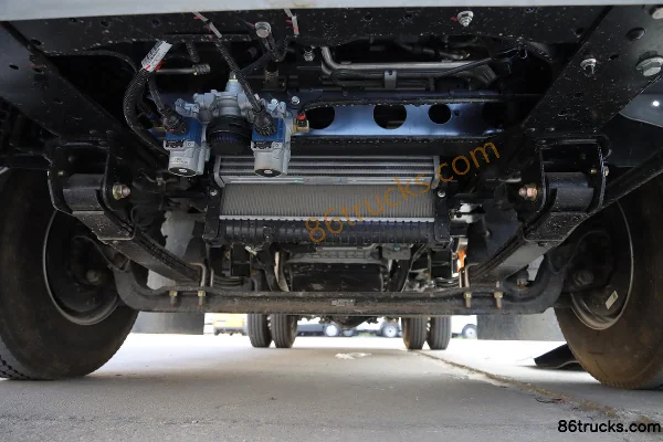 Jiangxi Isuzu Yifang EM7 152 hp 4X2(6 wheels) 3.78m semi-row van light truck Chassis (1) | 86Trucks