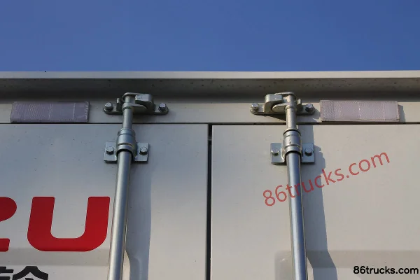 Jiangxi Isuzu Yifang EM7 152 hp 4X2(6 wheels) 3.78m semi-row van light truck Body (3) | 86Trucks