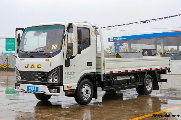 JAC Lingpao L3 2.7 CNG 130 hp 4X2(6 wheels) JAC 5-Speed 3.9m Semi-Row Flatbed Light Truck Exterior (3) | 86Trucks