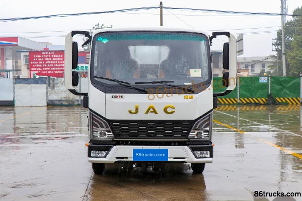JAC Lingpao L3 2.7 CNG 130 hp 4X2(6 wheels) JAC 5-Speed 3.9m Semi-Row Flatbed Light Truck Exterior (2) | 86Trucks