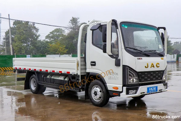 JAC Lingpao L3 2.7 CNG 130 hp 4X2(6 wheels) JAC 5-Speed 3.9m Semi-Row Flatbed Light Truck Exterior