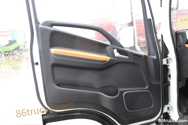 JAC Lingpao L3 2.7 CNG 130 hp 4X2(6 wheels) JAC 5-Speed 3.9m Semi-Row Flatbed Light Truck Cab (2) | 86Trucks