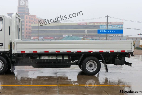 JAC Lingpao L3 2.7 CNG 130 hp 4X2(6 wheels) JAC 5-Speed 3.9m Semi-Row Flatbed Light Truck Body (1) | 86Trucks