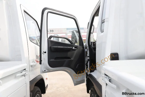 Foton Aoling V Card 142hp 4X2(6 wheels) 4.2m Single-row Flatbed Light Truck Cab (1) | 86Trucks