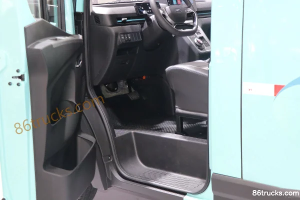 JAC Van Baolu V10 Ningde Explorer Edition 2 seats 5.78m electric van 53.58kWh Cab (3) | 86Trucks