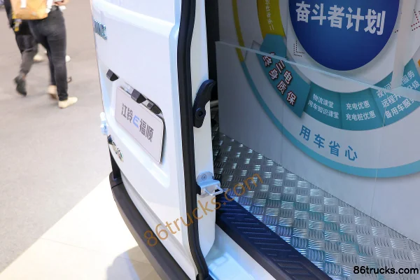 JMC E Fushun 2025 modèle fenêtres aveugles 5,185 m fourgon fermé électrique pur empattement moyen toit bas 53,58 kWh Caisse (3) | 86Trucks