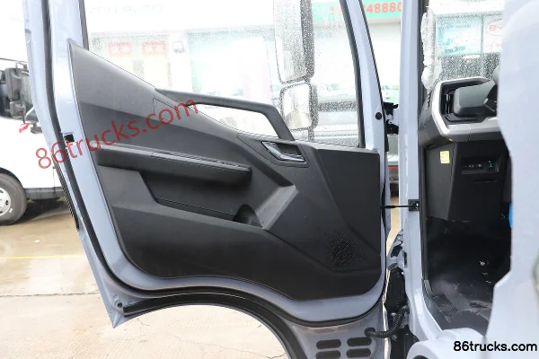 BYD T5EV Tech Edition 4.5T 4.03m Single Row Pure Electric Drop-Side Light Truck 132kWh 4X2(6 wheels) Interior (2) | 86Trucks