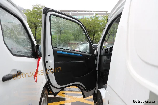 FARIZON E6 5,45 m toit moyen fourgon électrique pur 50,38 kWh Cabine (1) | 86Trucks
