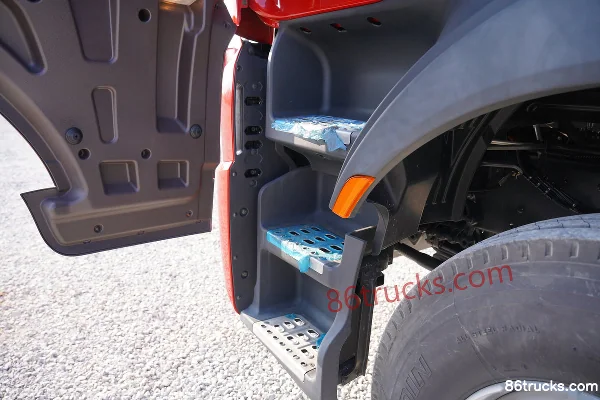 Dongfeng Liuqi Chenglong H7 Heavy Truck 6X4(10 wheels) Battery Swap Electric Tractor Truck 350kWh Cab (1) | 86Trucks
