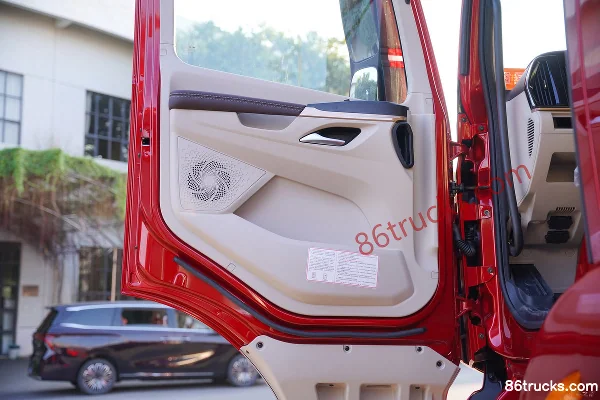 Dongfeng Liuqi Chenglong HK 580 hp 6X4(10 wheels) LNG Automatic Tractor Truck (Eaton 12-speed) (Hydraulic Retarder) Cab (3) | 86Trucks