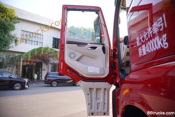 Dongfeng Liuqi Chenglong HK 580 hp 6X4(10 wheels) LNG Automatic Tractor Truck (Eaton 12-speed) (Hydraulic Retarder) Cab (1) | 86Trucks