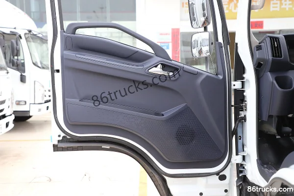 Jiangxi Isuzu Yifang EMT7 152 hp 4X2(6 wheels) 4.2m single-row van light truck Cab (2) | 86Trucks