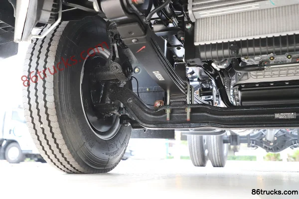 Jiangxi Isuzu Yifang EMT7 152 hp 4X2(6 wheels) 4.2m single-row van light truck Chassis (2) | 86Trucks