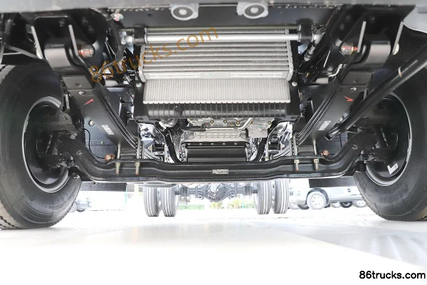 Jiangxi Isuzu Yifang EMT7 152 hp 4X2(6 wheels) 4.2m single-row van light truck Chassis (1) | 86Trucks