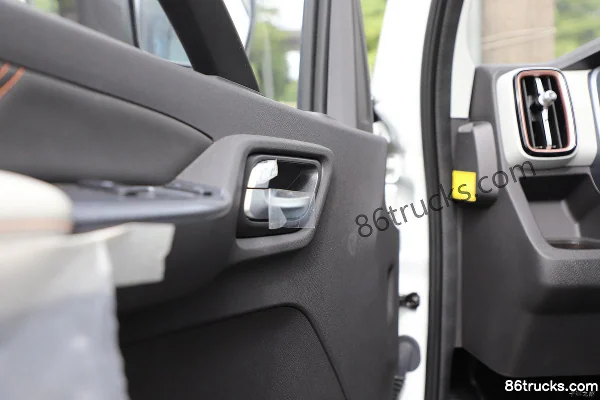 Foton Auman M Card 158hp 4X2(6 wheels) 3.815m single-row van mini truck (wide track) Cab (3) | 86Trucks