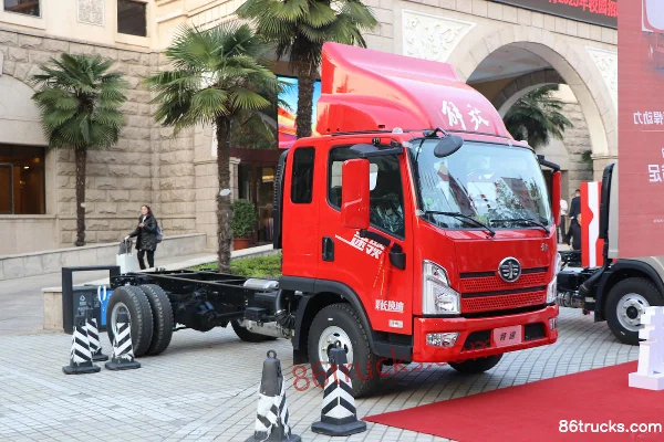 FAW Jiefang Lingtu 2.5L diesel 163 hp 4X2(6 wheels) Fast Gear 8-speed 3.82m half-row cage light truck Exterior