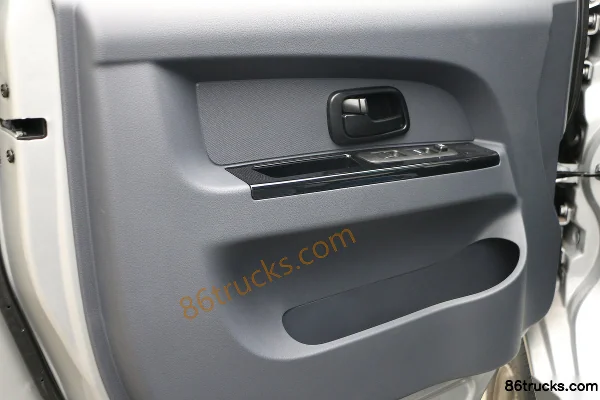SRM Xinyuan T3LEV 2024 model 2.7T 3.05m single-row pure electric stake micro truck 42.3kWh 4X2(6 wheels) Interior (2) | 86Trucks
