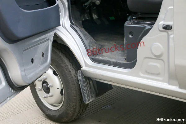 SRM Xinyuan T5LEV 2024 Intercity Edition 3.5T 3.7m Single Row Pure Electric Grating Mini Truck 70.47kWh 4X2(6 wheels) Interior (2) | 86Truck