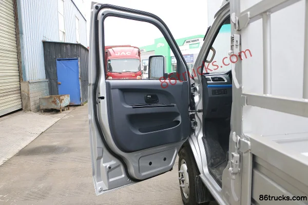 SRM Xinyuan T5LEV 2024 Intercity Edition 3.5T 3.7m Single Row Pure Electric Grating Mini Truck 70.47kWh 4X2(6 wheels) Interior (1) | 86Truck