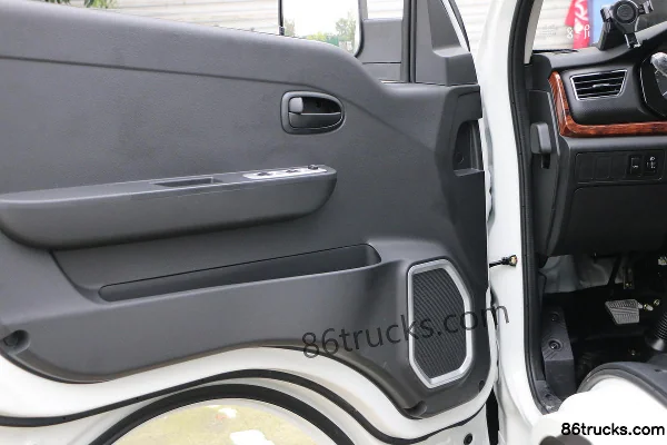 Changan Kuayue D5 PLUS Deluxe 2.0L 122hp 4X2(6 wheels) CNG 3.7m Single Row Flatbed Light Truck (China VI) Cab (2) | 86Trucks