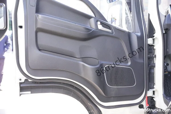 JAC Lingpao L6 2.5L Diesel 137 hp 4X2(6 wheels) WLY 6-speed Air Brake 4.15m Single Row Van Light Truck Cab (2) | 86Trucks