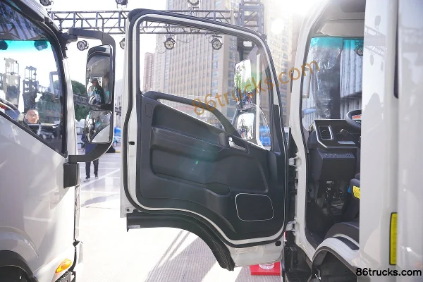 JAC Lingpao L6 2.5L Diesel 137 hp 4X2(6 wheels) WLY 6-speed Air Brake 4.15m Single Row Van Light Truck Cab (1) | 86Trucks
