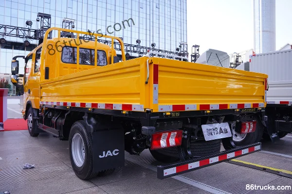 JAC A3 2.5L Diesel 160 hp 4X2(6 wheels) Xingrui 5-speed 4.18m Single Row Stake Truck Exterior (3) | 86Trucks
