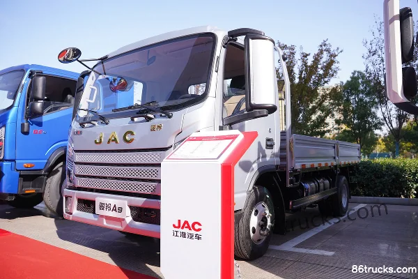 JAC A9 2.7L LNG 190hp 4X2(6 wheels) Fast Gear 8-speed 4.18m Single-row Flatbed Light Truck Exterior (3) | 86Trucks