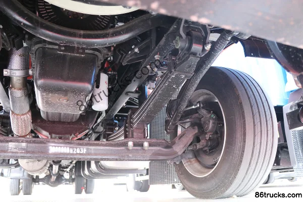 JAC Xingyao X5 heavy truck 350 hp 4X2(6 wheels) 9.6m van cargo truck Chassis (3) | 86Trucks
