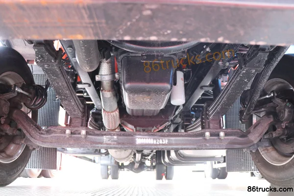 JAC Xingyao X5 heavy truck 350 hp 4X2(6 wheels) 9.6m van cargo truck Chassis (1) | 86Trucks