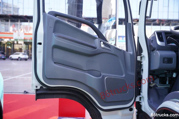 JAC Shuailing ES3L 4.5T 3.2m Double Row Pure Electric Van Light Truck 63.75kWh 4X2(6 wheels) Interior (3) | 86Trucks