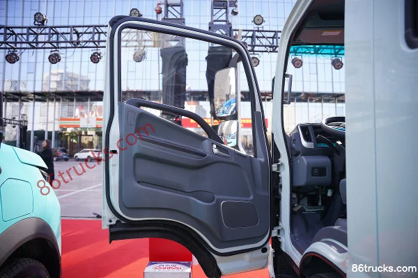 JAC Shuailing ES3L 4.5T 3.2m Double Row Pure Electric Van Light Truck 63.75kWh 4X2(6 wheels) Interior (1) | 86Trucks