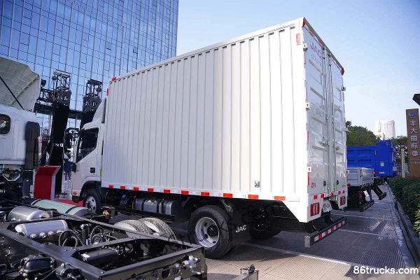 JAC A7 2.5L Diesel 170hp 4X2(6 wheels) Fast Gear 8-Speed 3.82m Semi-Row Van Light Truck Exterior (3) | 86Trucks