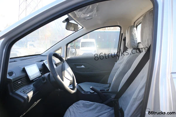 Lingshi Auto Gold Card Pioneer Edition 3.5T 3.51m Single Row Plug-in Range-Extended Hybrid Panel Micro Truck 13.26kWh 4X2(6 wheels) Interior