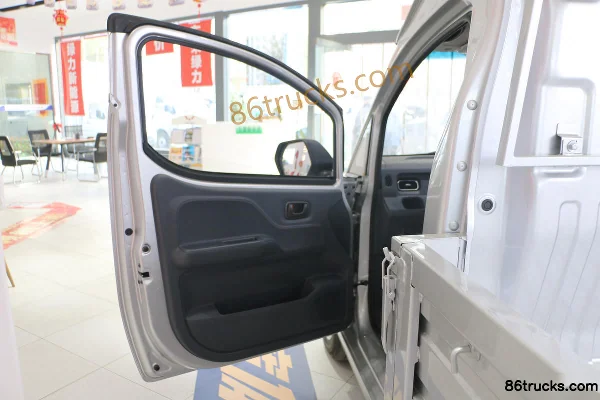 Lingshi Auto Golden Mini Truck 3.3T 3.305m single-row pure electric flatbed micro truck 53.58kWh 4X2(6 wheels) Interior (1) | 86Trucks