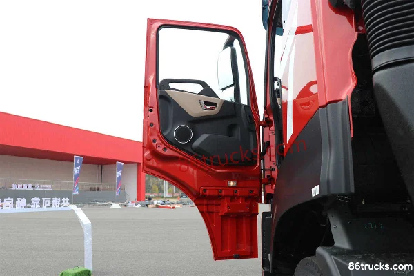 Dongfeng Changxing X7 14.6L LNG 560 hp 4X2(6 wheels) Fast Gear 16-speed AMT automatic tractor truck Cab (1) | 86Trucks