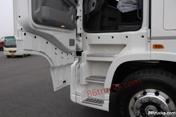 Dongfeng Changxing X9 600 hp 4X2(6 wheels) tractor truck Cab (1) | 86Trucks