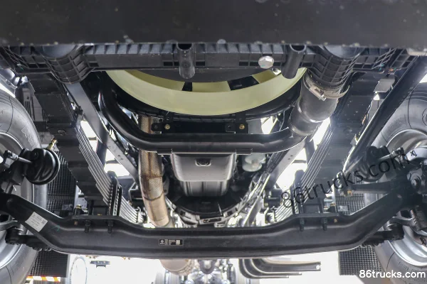 Dongfeng Changxing X7 6.7L Diesel 320hp 6X2(8 wheels) Fast Gear 10-speed 7.8m van cargo truck Chassis (1) | 86Trucks