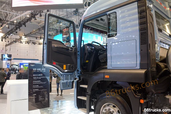 Sinotruk HOWO TX7-N 480hp 6X4(10 wheels) LNG Tractor Truck Cab (1) | 86Trucks