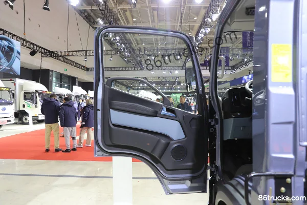 FAW Jiefang J6F Standard Edition 150hp 4X2(6 wheels) Single-Row Flatbed Light Truck (New Appearance) Cab (1) | 86Trucks