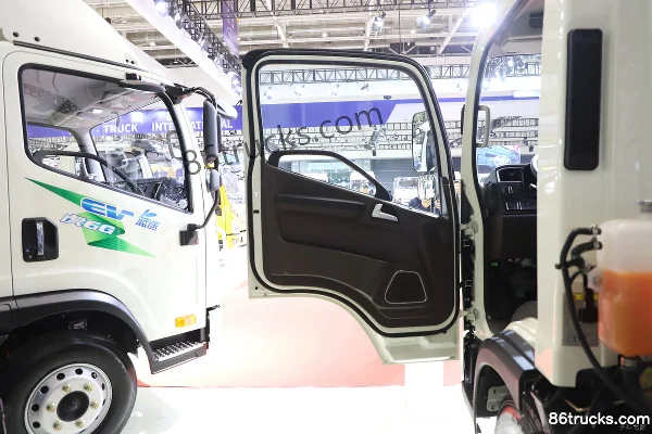 FAW Jiefang Leading Medium Body 4.5T 4.05m Single Row Fuel Cell Refrigerated Truck 30.13kWh 4X2(6 wheels) Cab (1) | 86Trucks