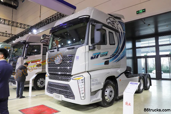 FAW Jiefang J7 Pioneer Edition 700hp 6X4(10 wheels) AMT Automatic Tractor Truck Exterior (2) | 86Trucks