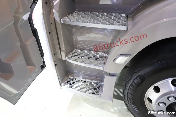 FAW Jiefang J7 Pioneer Edition 700hp 6X4(10 wheels) AMT Automatic Tractor Truck Cab (3) | 86Trucks