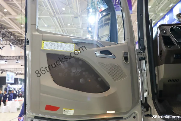 FAW Jiefang J7 Pioneer Edition 700hp 6X4(10 wheels) AMT Automatic Tractor Truck Cab (2) | 86Trucks
